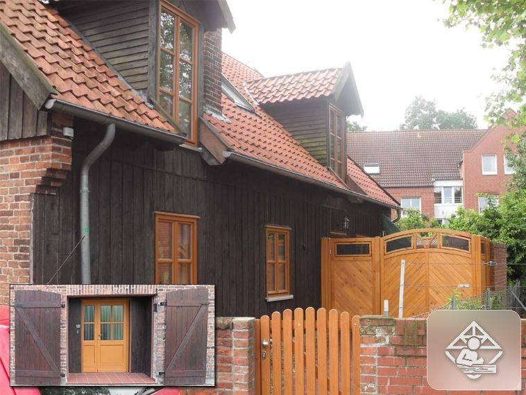 Holzfenster, Tür und Hoftor an einem Fachwerkhaus