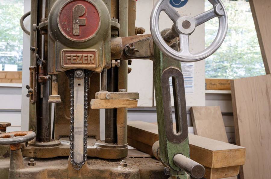 Historische FEZER Kettenstemmmaschine in unserer Werkstatt