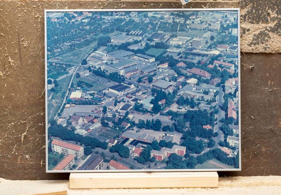 Gerahmte historische Luftaufnahme des Stadtviertels rund um den Mengendamm