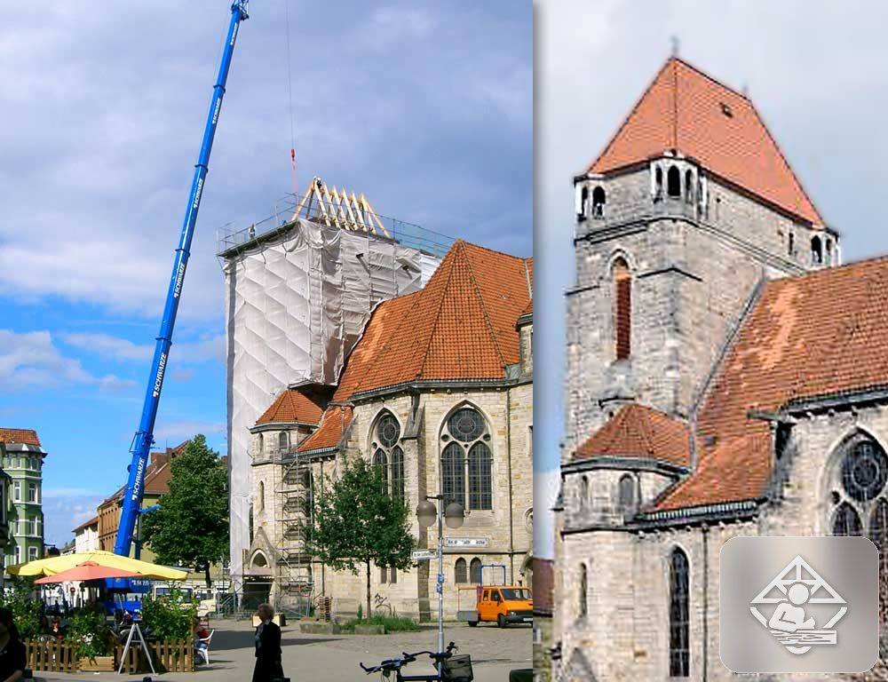 Kran hebt neuen Dachstuhl auf den Turm der Lutherkirche