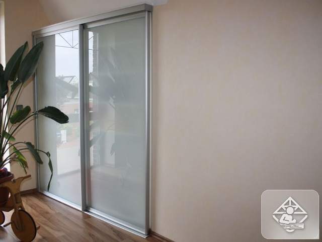 Glas-Schiebetüren als Raumteiler