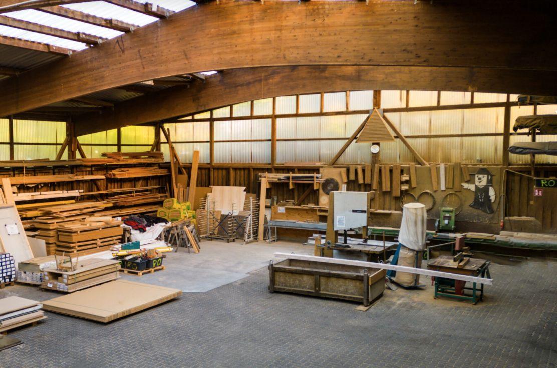 Blick in unsere Werkstatthalle mit Holzlager und Maschinen
